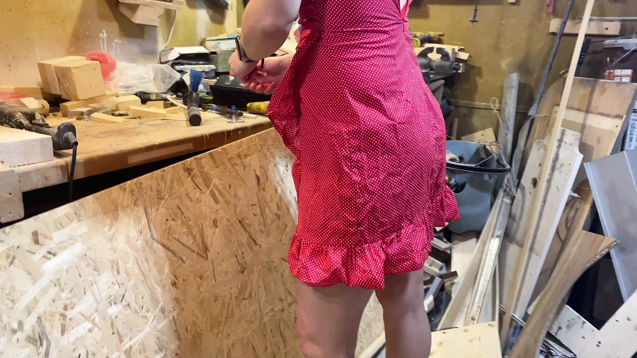 和阴毛浓密的红发女工做爱，手骨折的男人在车库里做爱