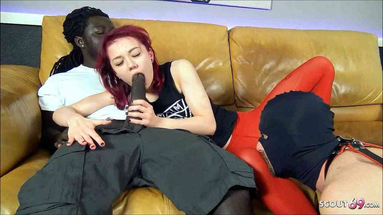 戴绿帽子必须观看，而娇小的妻子基拉乱搞一个大黑鸡巴