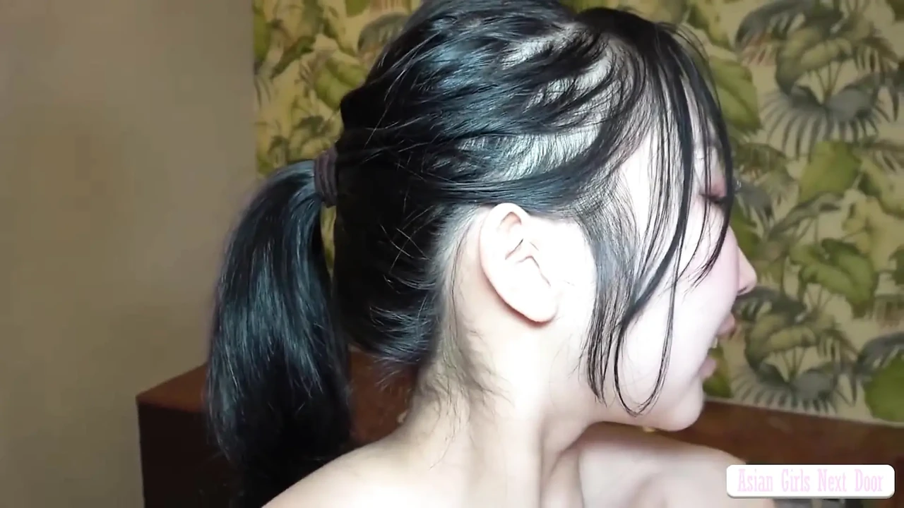 狂野的表情和舌头, 诱人的美女在激烈的女牛仔双内射场景中爆炸