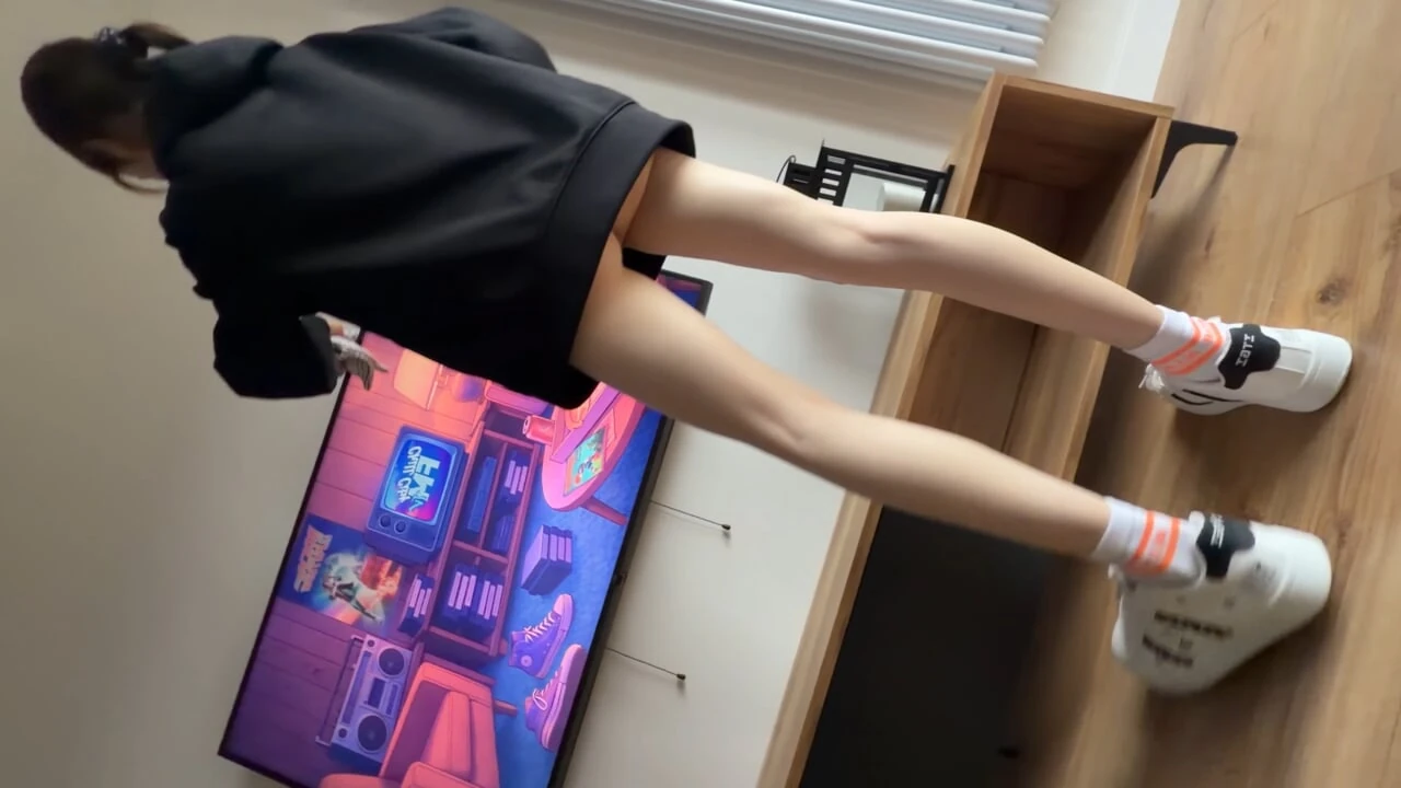 非常瘦的18岁女仆一边我操她一边打扫