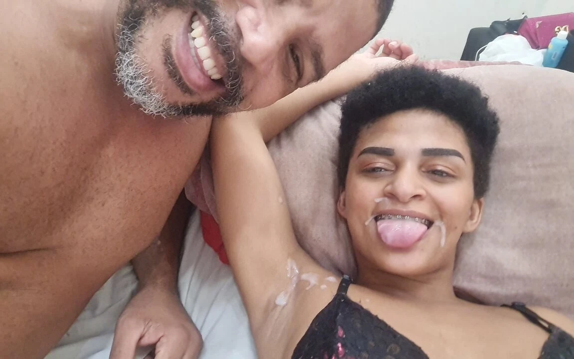 操屁股和射在一个已婚小荡妇的脸上