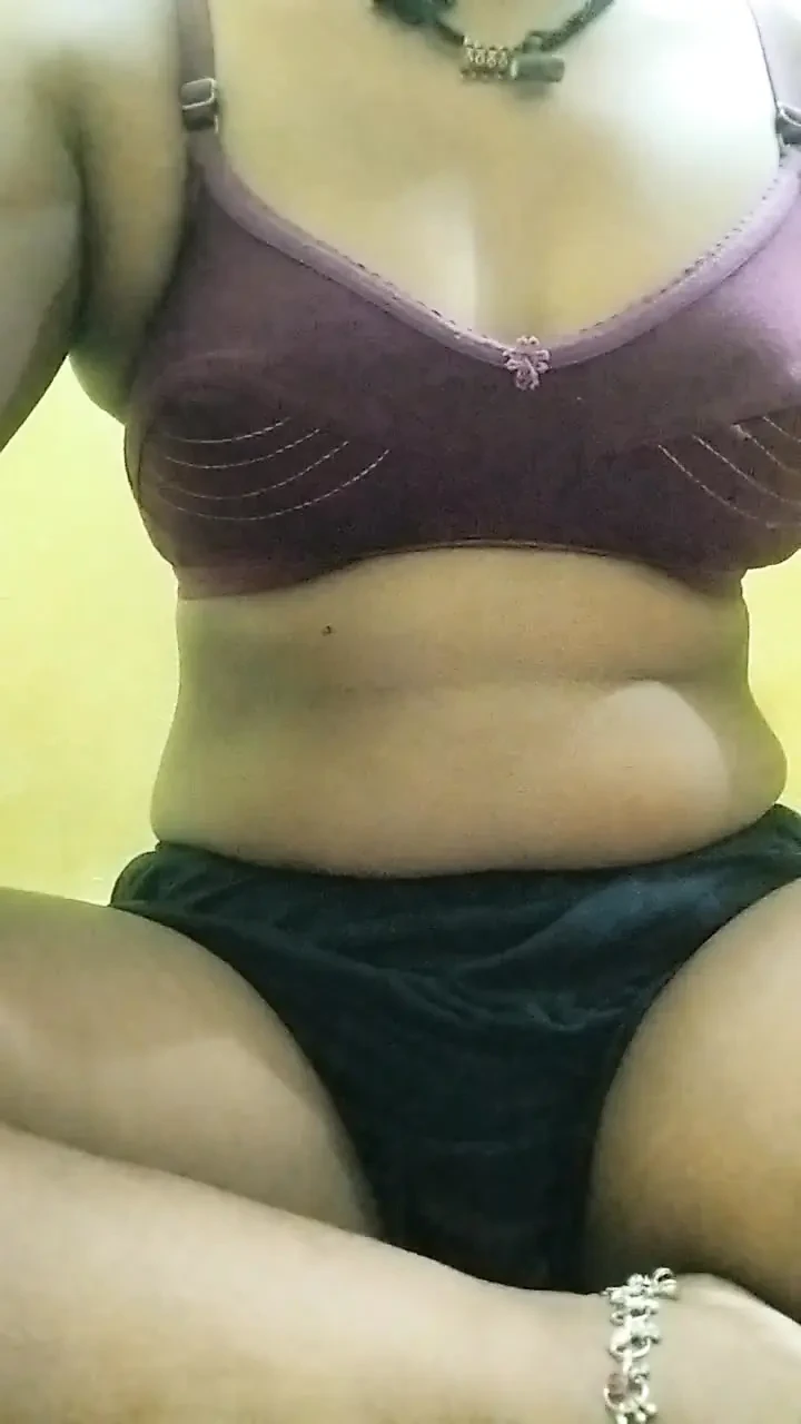 Gag ki ladki ne chut me ungli dali