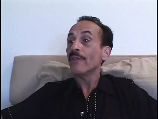淫荡的黑发女郎在吮吸鸡巴时被从后面抽插