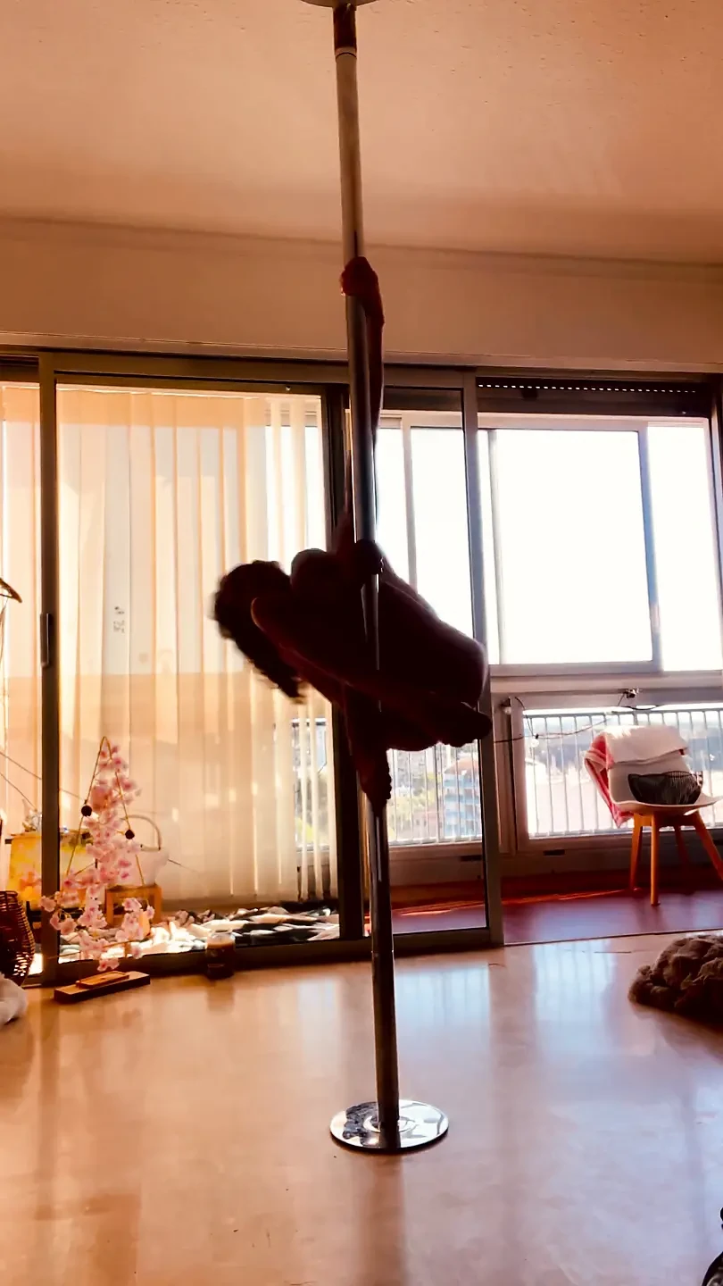 情色舞蹈与裸体