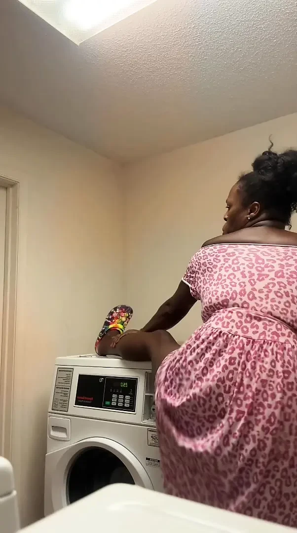EBONY MATURE COUGAR SHAKES HER ASS DOING LAUNDRY!!!