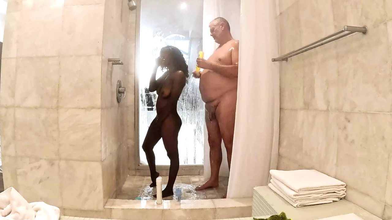 性感娇小的黑人熟女和他的爸爸在他的顶层公寓洗澡