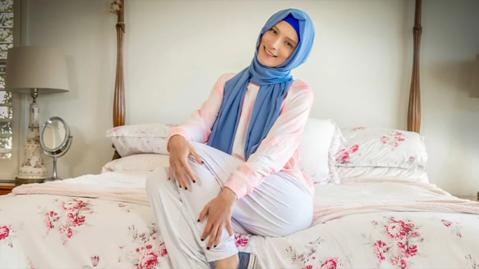 戴穆斯林头巾的性爱 - 不听话的阿拉伯美女Izzylulus独自在家时和她的男朋友狂野