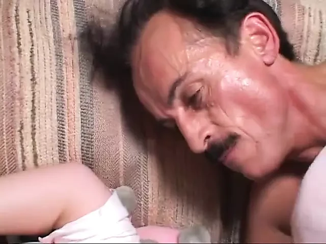 甜美的小荡妇来到继父家给她惊喜