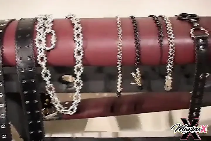 顺从的荡妇和Maxine x一起干金发美女