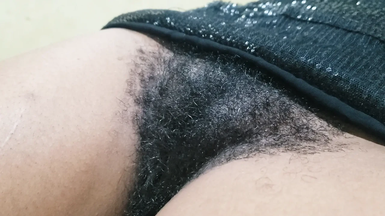 毛茸茸的阴户黑发熟女与亲密的特写视觉
