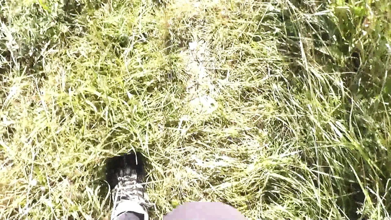狂野海滩随机男人路过，看到裸体女人性感成熟的熟女在河岸上晒日光浴，后入式屁股屁股阴户