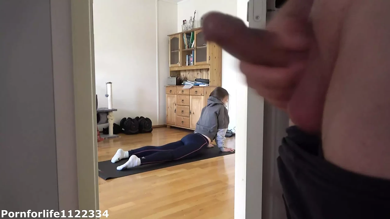 我喜欢看我的继妹是如何做瑜伽和打手枪的