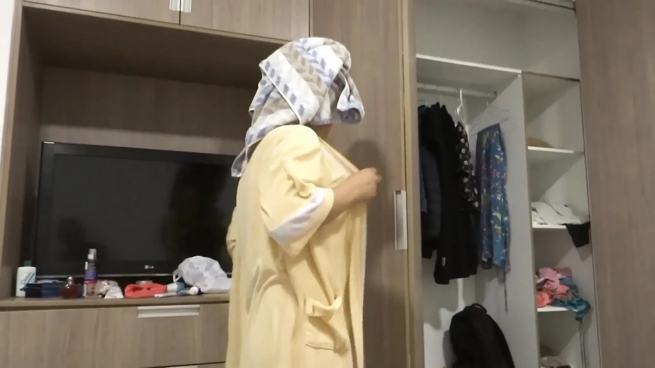 继母从海滩回来,脱衣服,撒尿,洗澡,看着我撸管