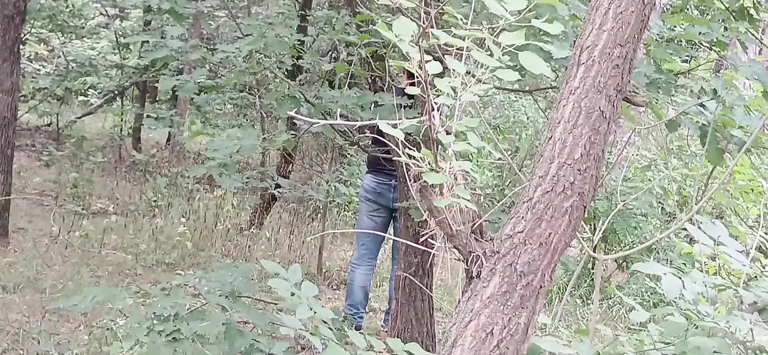 我们的第三个女朋友在公园里一直守望, 所以没有人发现我们在做爱