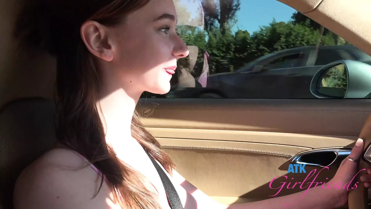 Melanie Marie的奶子在公路旅行中，然后回到房间享受按摩 - 第一人称视角