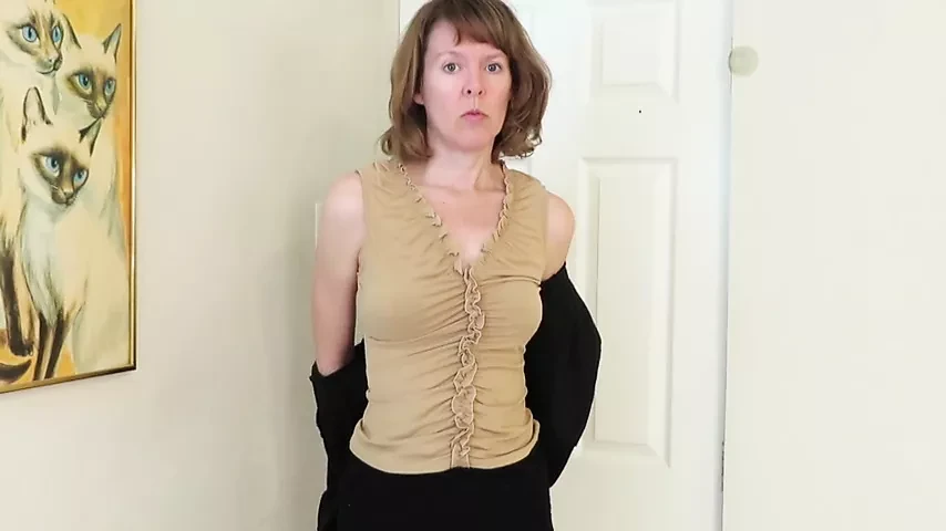 性感的熟女慢慢脱衣服