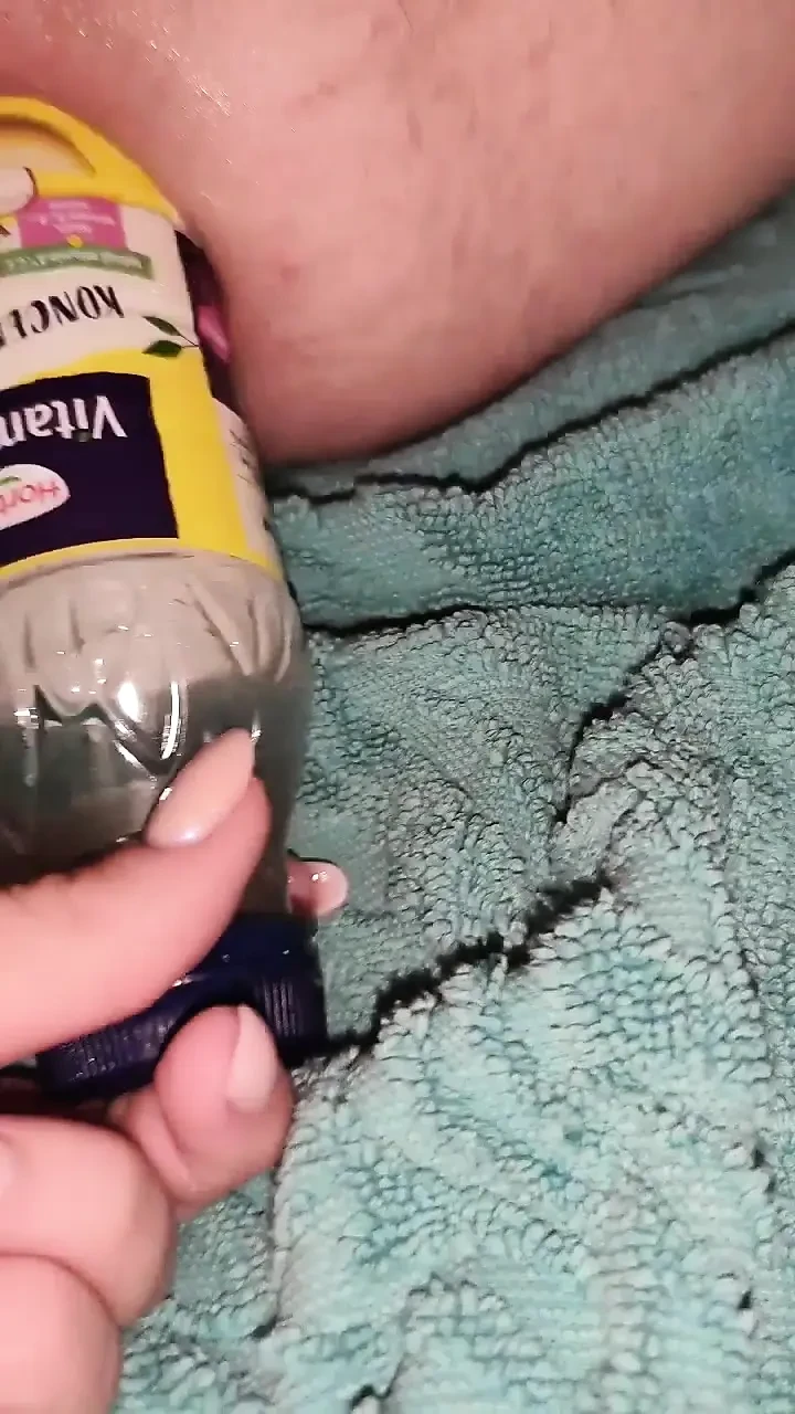 我用一个瓶子和一根大黑屌操我老公。