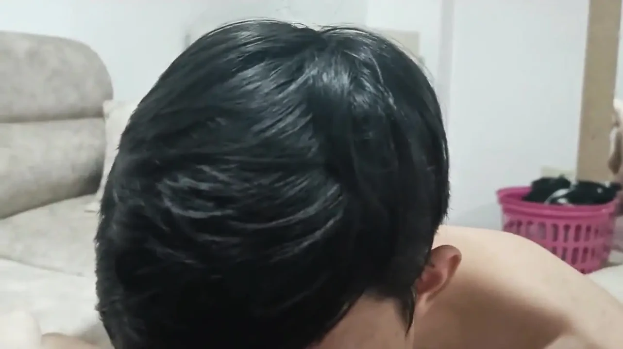 欲火中烧的继妹提议我吮吸我的鸡巴并做爱 第3部分