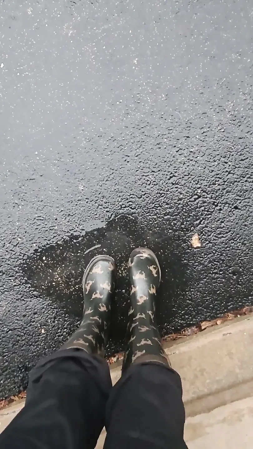 雨天穿着靴子玩耍