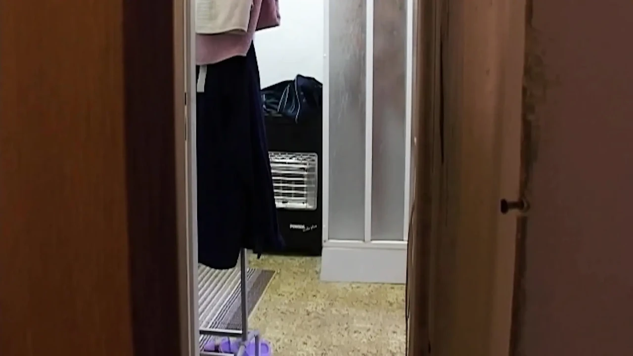 宝贝脱光衣服, 在门口弯下腰