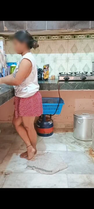 我甜美的女友在厨房里给我带来快乐，然后在沙发上玩重口味性爱