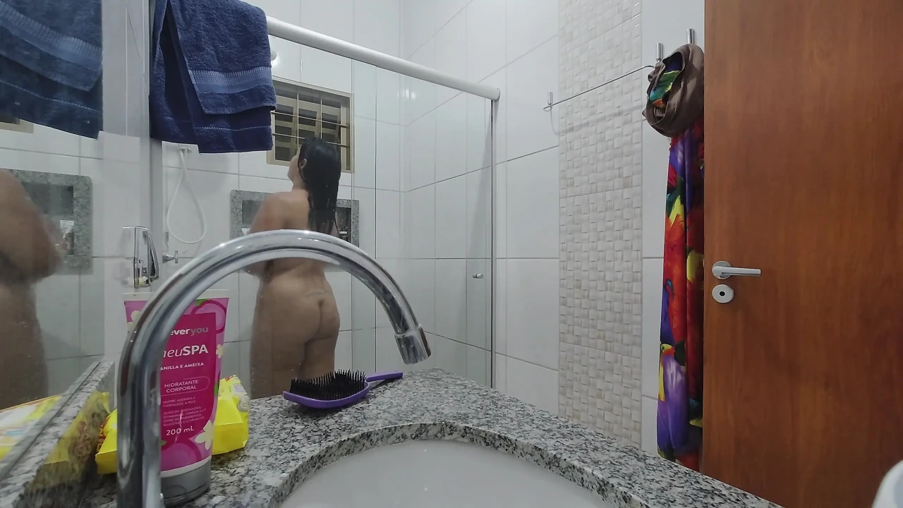 在淋浴时拍摄热辣继妹 - 我等不及要操她了