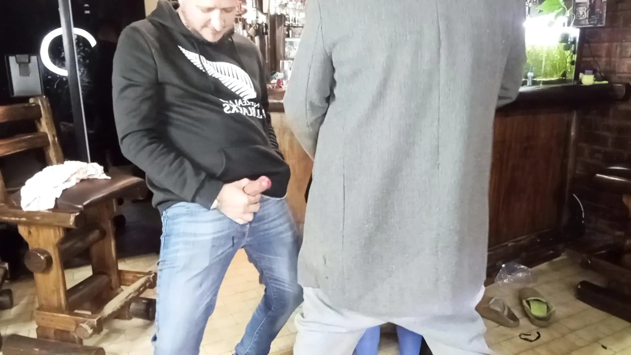 好看的辣妹在酒吧里玩得很开心的两个男人
