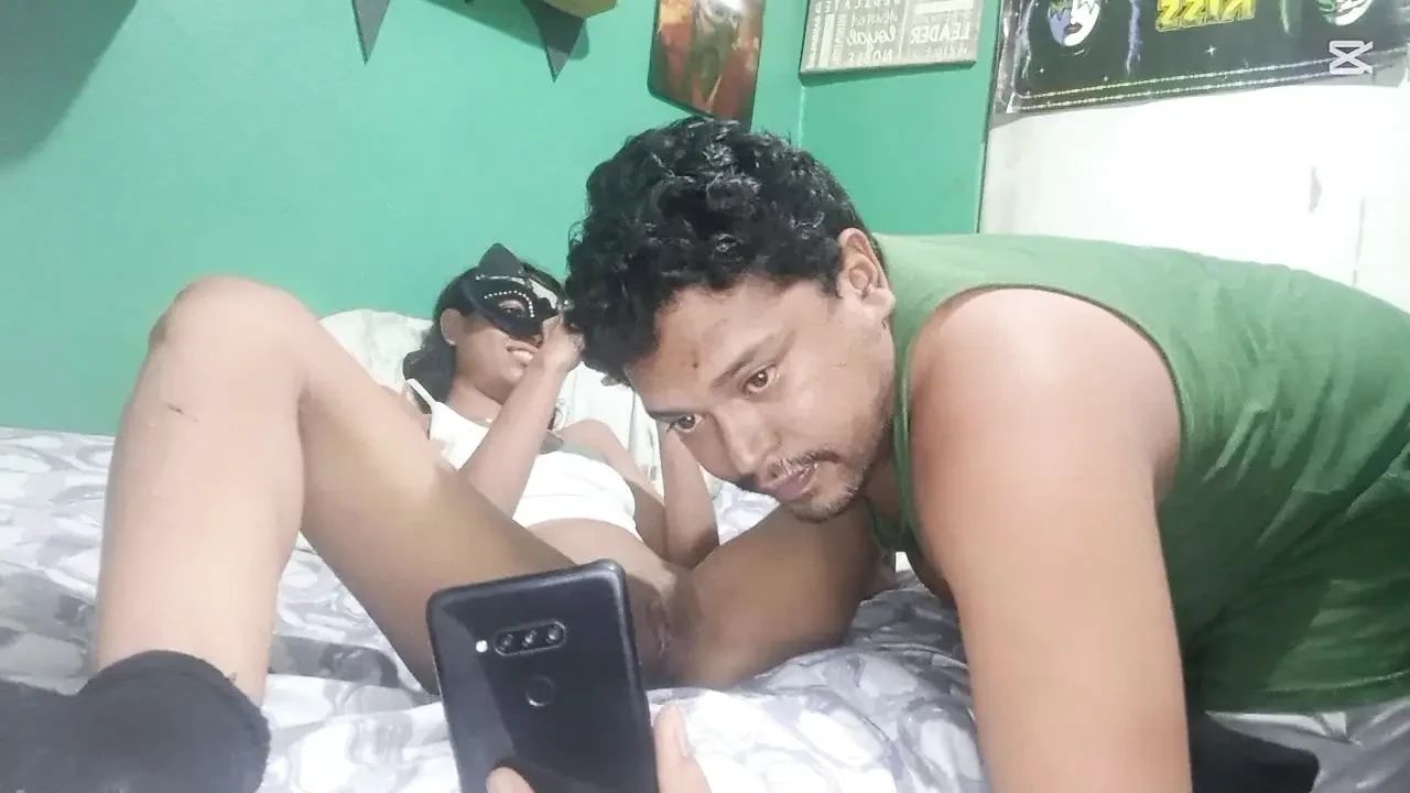 在我朋友和男友打电话时吮吸她的阴户