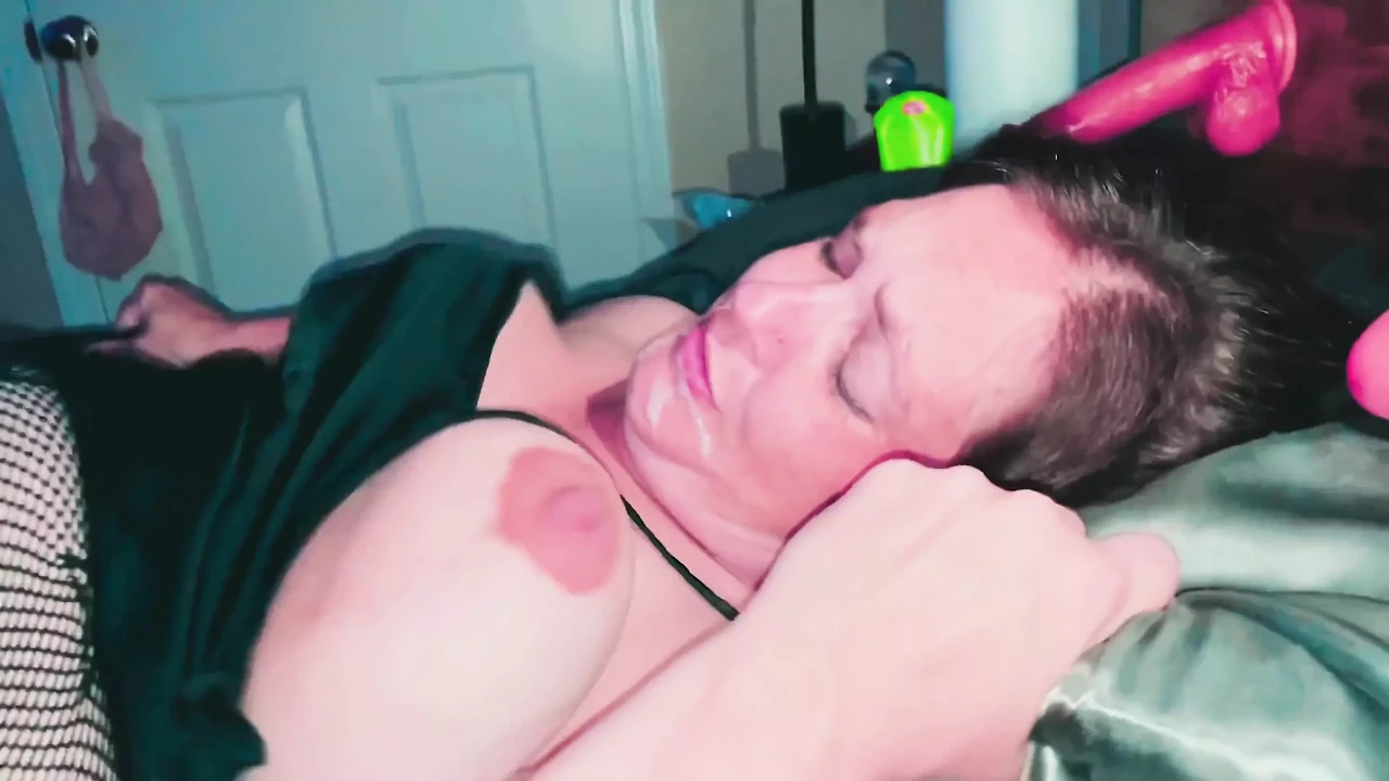 怀孕的熟女尝试Dvp并喜欢它！
