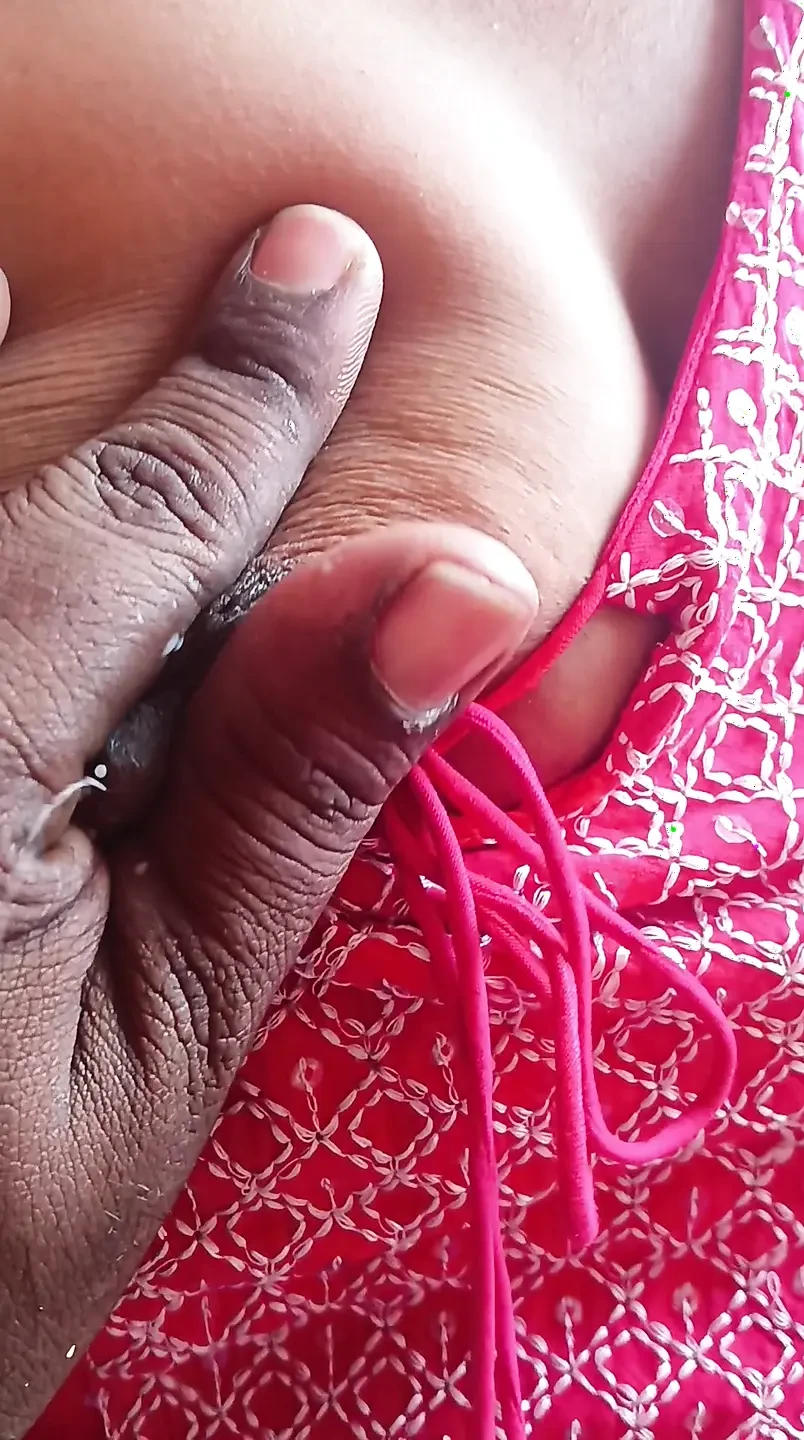 Tamil aunty molai irruthu pall eduthu pundaikul viralai vittu attum katchi