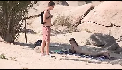 一个陌生人在裸体海滩上爱上了Jotade的大鸡巴