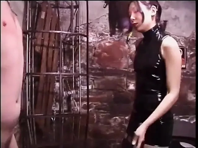 性感的亚洲女郎喜欢玩粗暴热辣的游戏