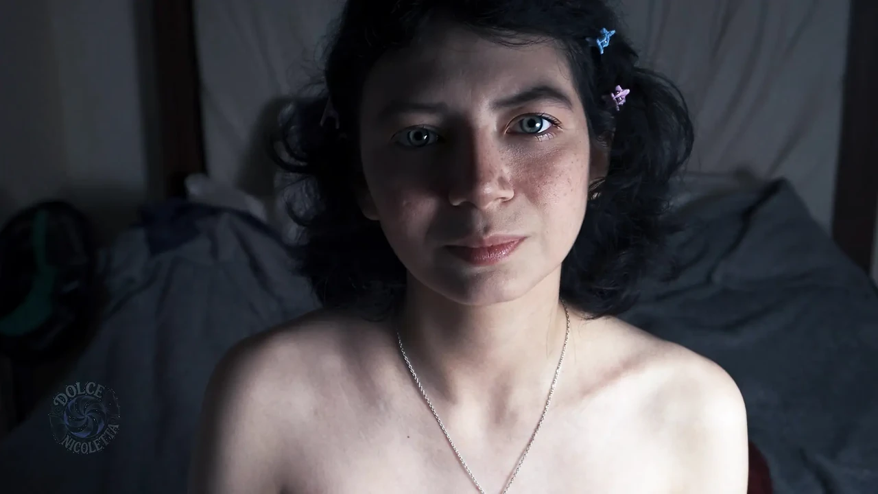 漂亮的女孩在自慰时被她的继母抓住，胖粉红色的阴户