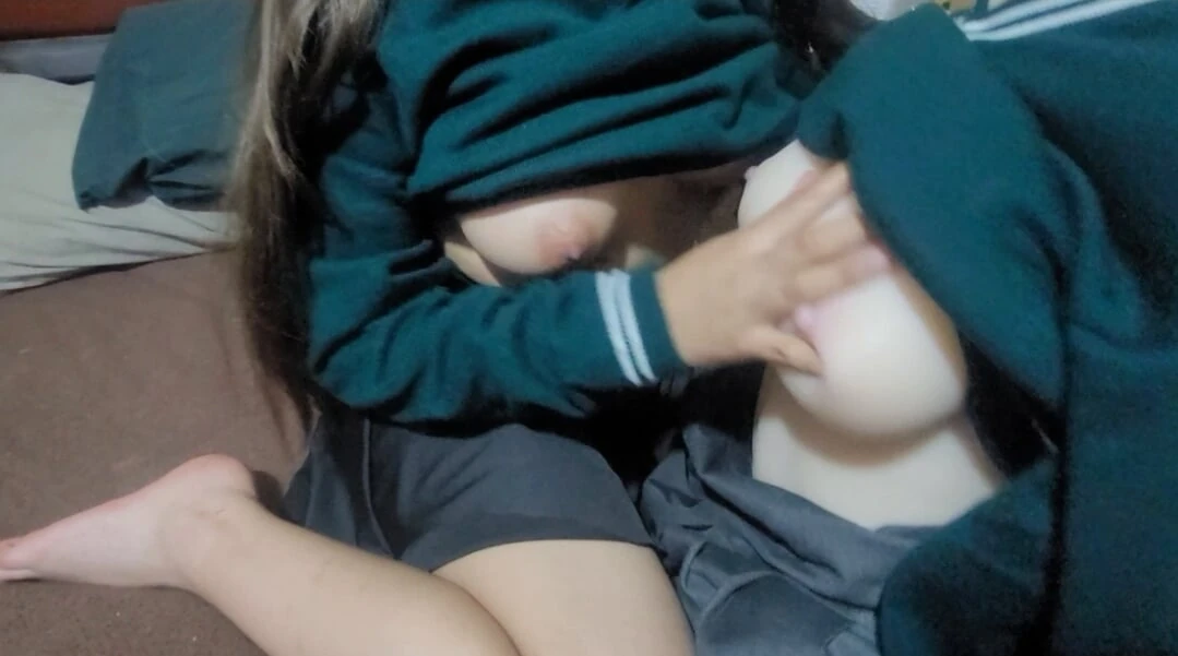 我的继妹和她的性玩偶提出了一个三人行。我们和她的朋友Candice来自Tantaly