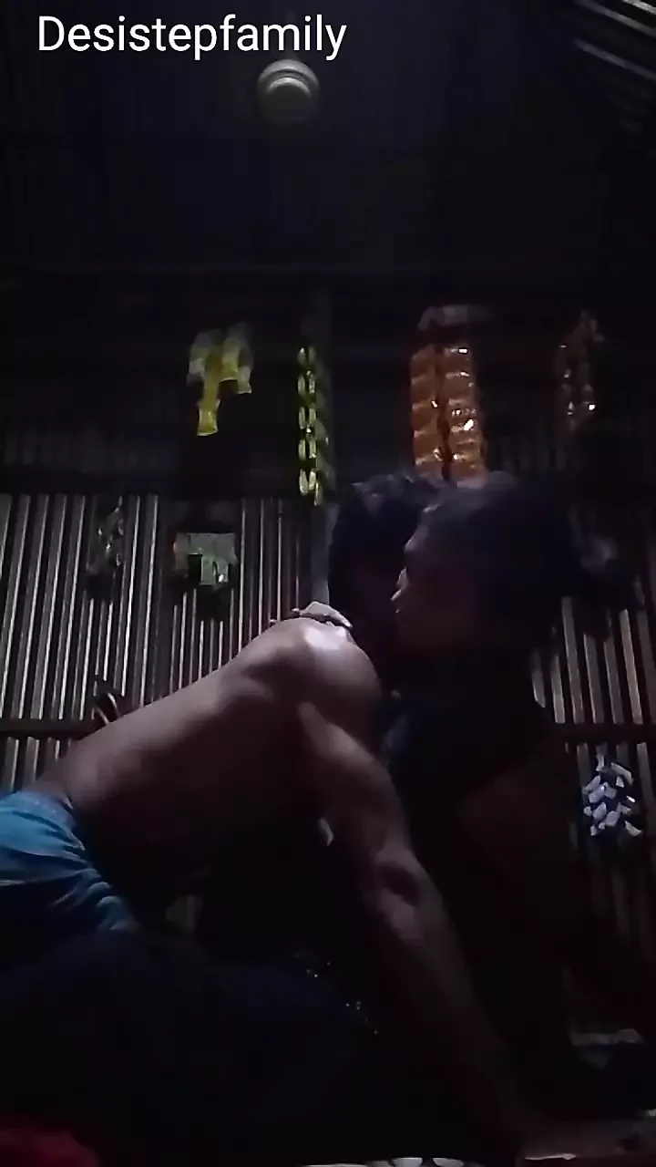 Dehati 村哥操了她的 Dever Latina 美丽热辣的自拍亲吻大胸部与 Rinki 硬操