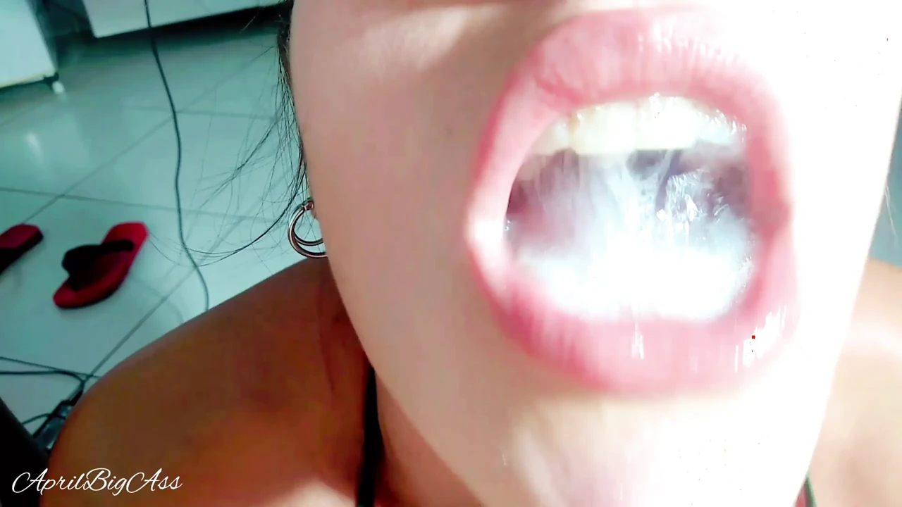 我的继女把我的整根鸡巴从她的喉咙里吞下，并吞下我所有的精液 2-2