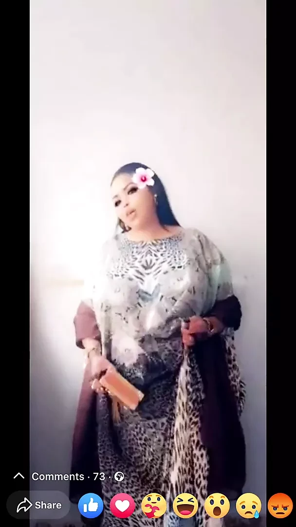 非裸体索马里继母大胸部