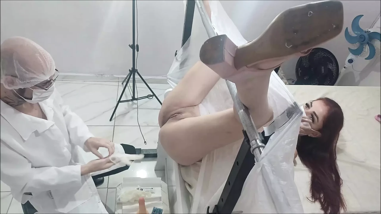 妇科医生用麻醉凝胶检查年轻女人