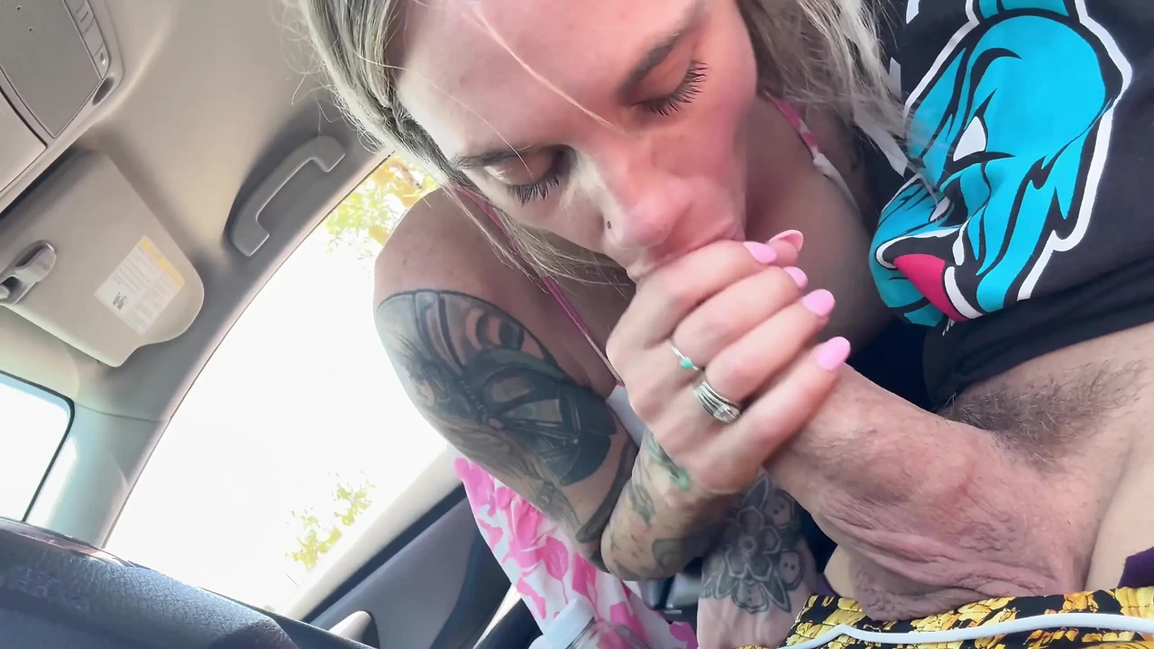 美丽的泼妇多次下车并吞下