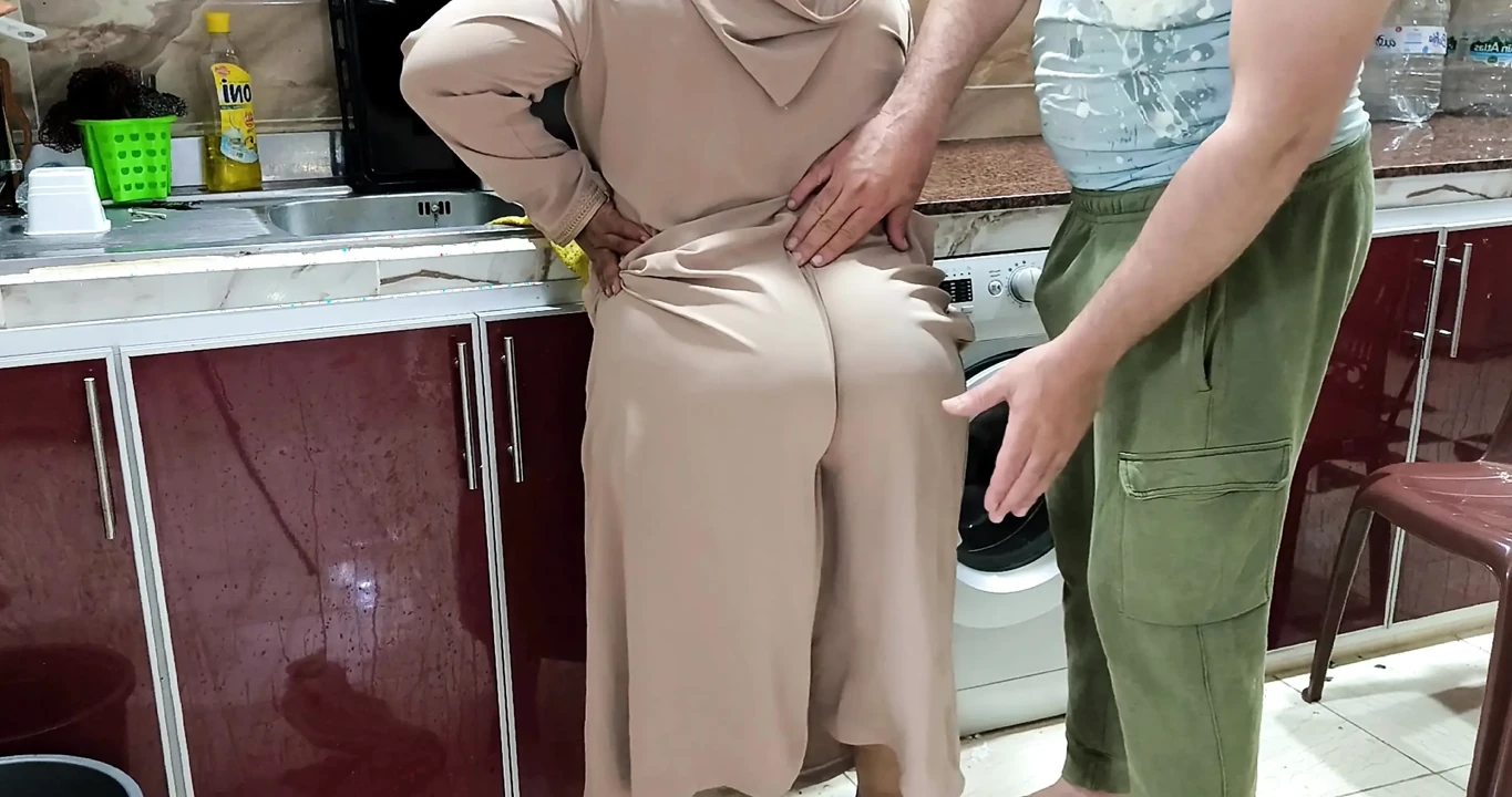 埃及沙莫塔在厨房的阿拉伯大女人的阴户被弄湿