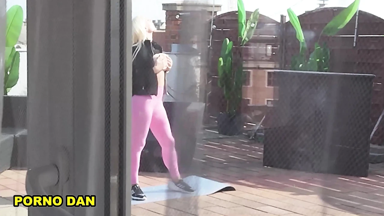 三个Amigos群交他们的丰满邻居妻子Kyra Hot