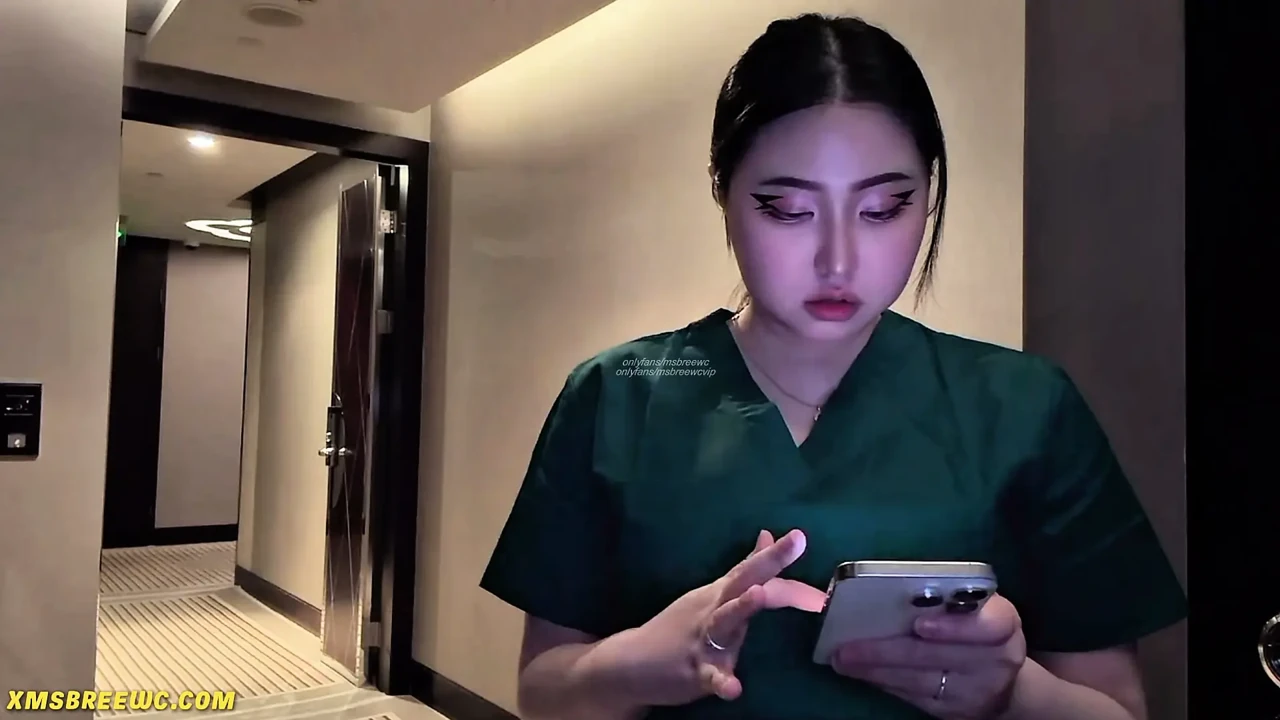 被插入器操了！！他把避孕套放在我的屁股上，然后消失了