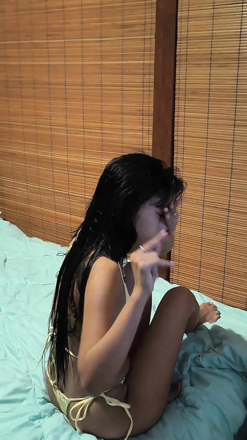 我的印度尼西亚妻子正在尝试她的新比基尼。