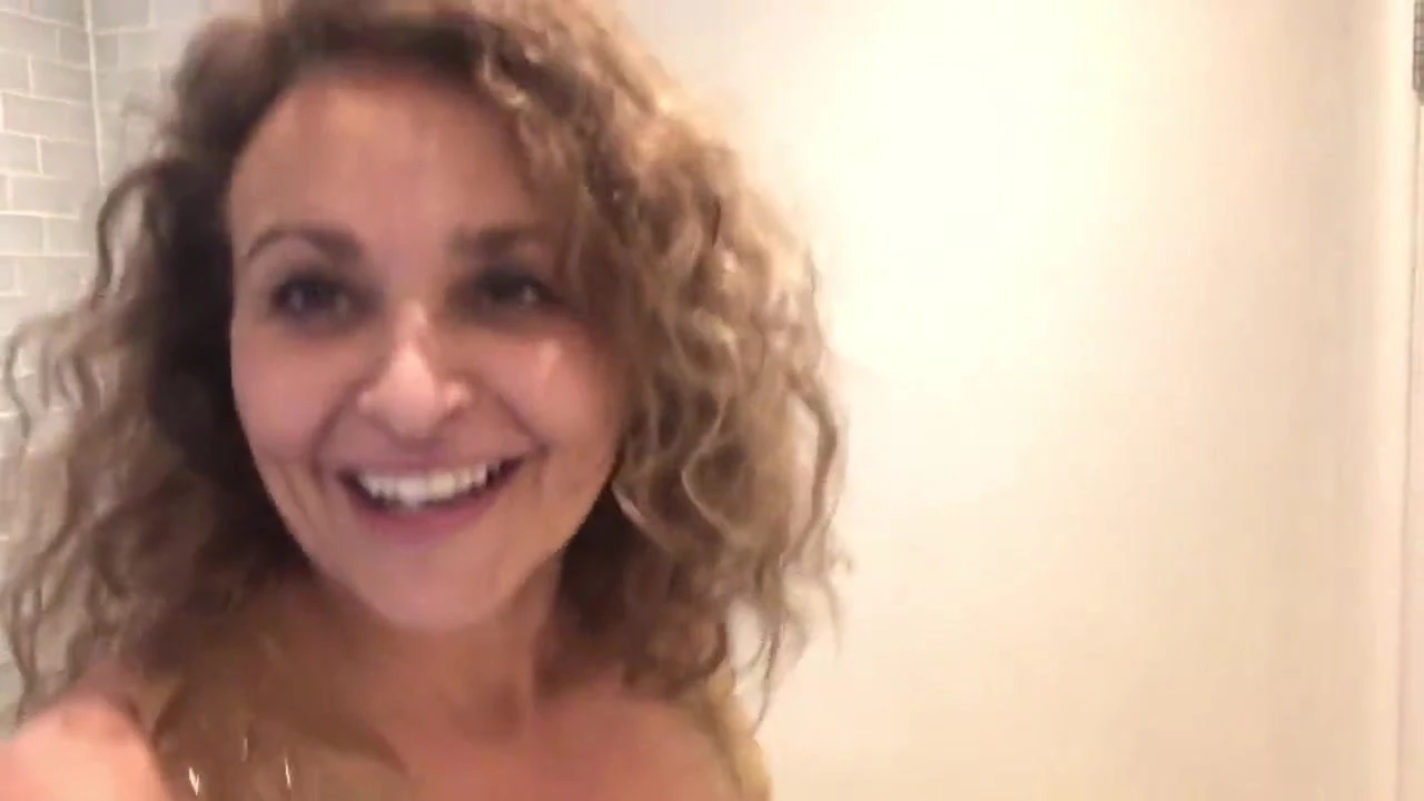 Nadia Sawalha录下她的奶子