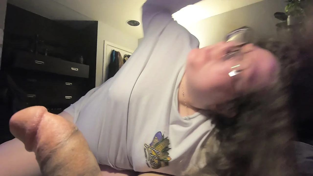 天真微胖的戴眼镜的白人书呆子女孩吮吸鸡巴并舔舐精液