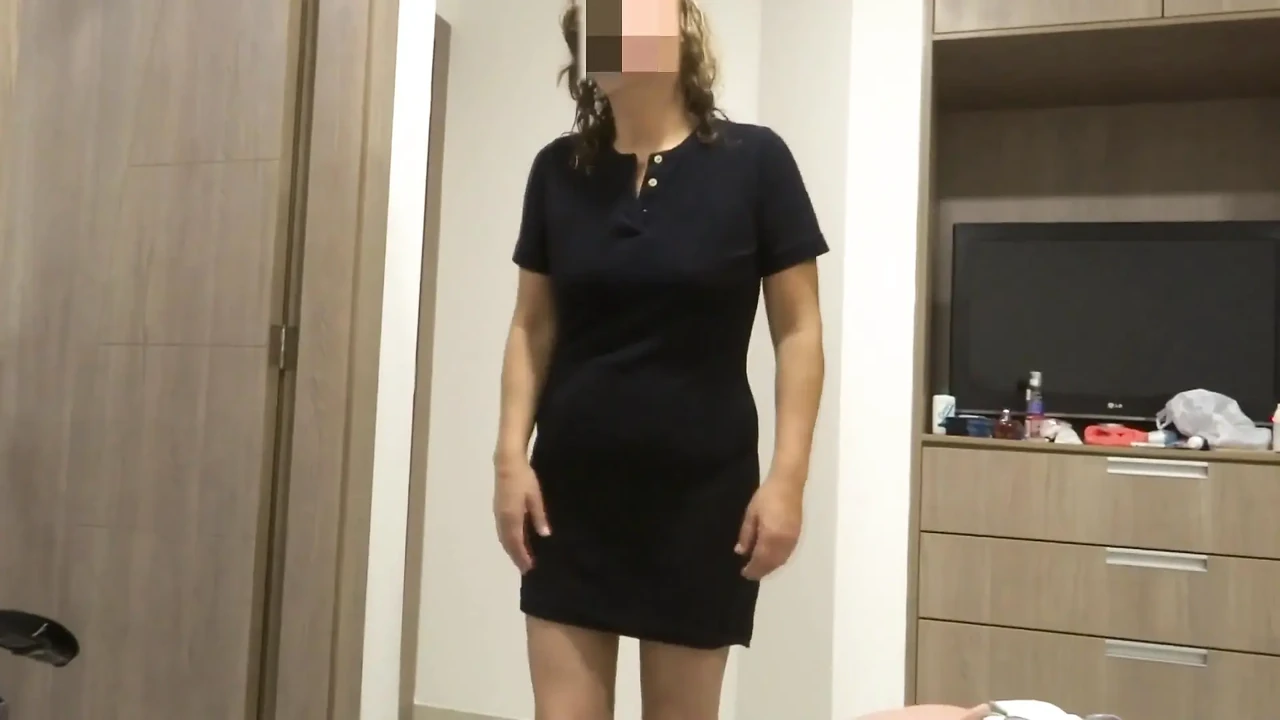 我看着继母在洗澡后穿衣服，她给我看她的屁股