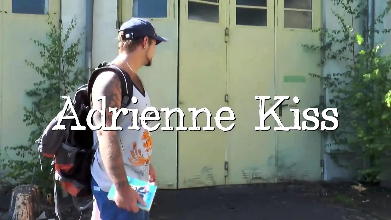 Adrienne吻狂野的户外性爱!