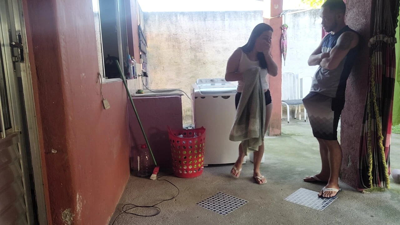 我的妻子离开了，女仆无法抗拒我勃起的鸡巴