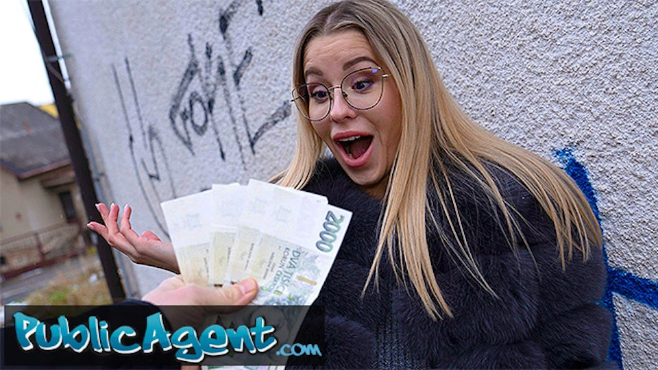Public Agent - 看起来很热辣的戴眼镜的熟女拥有完美的身体，可以快速进行第一人称视角性爱