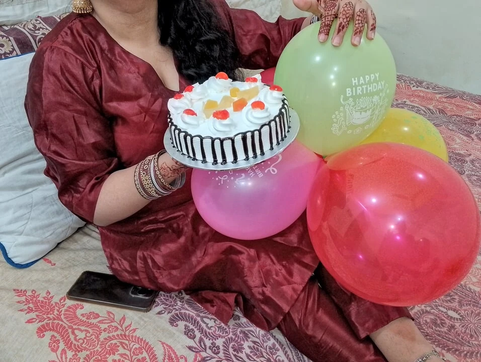 印度嫂子在她生日当天同意做爱 - 印地语音频